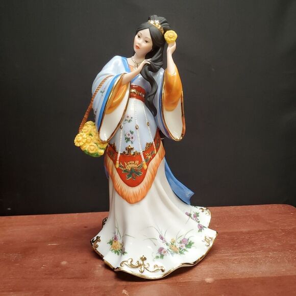 The Chrysanthemum Princess by Lena Liu Porcelain Figurine The Danbury Mint - Picture 1 of 8